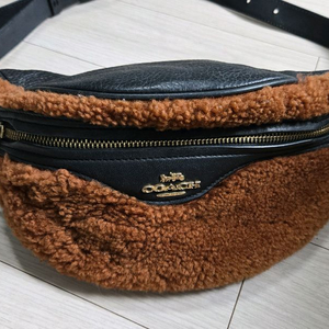 COACH 코치 시어링 벨트백