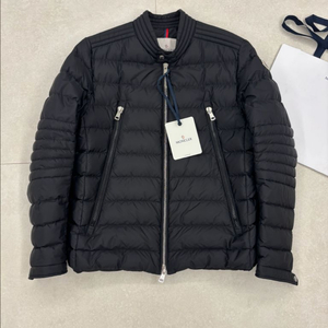 새상품급 23fw 몽클레어 아미오트 블랙 5사이즈 패딩자켓 판매