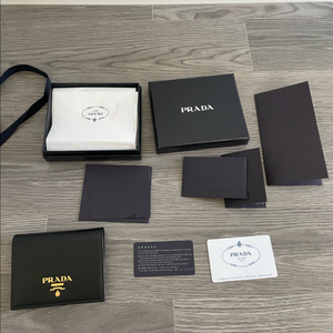 프라다 사피아노 레더 카드지갑