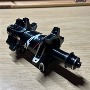 짚 24홀 리어허브