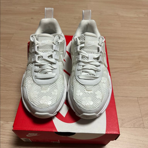 나이키 코리아 v2k 220사이즈 새상품 팝니다.