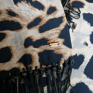 생로랑 레오파드 체인 장식 실크 스카프