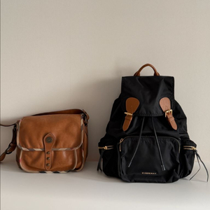 버버리 럭색 백팩 라지 (블랙 나일론, 브라운 가죽배색, 금장) 백화점 정품