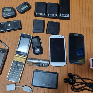 추억의 옛날폰 폴더폰 애니콜 삐삐 모토롤라 아이리버 mp3 전자사전배터리 이미지