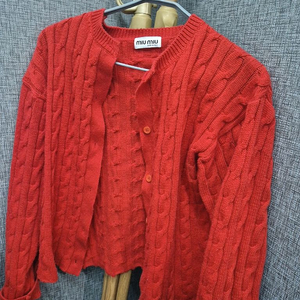 미우미우 지디가디건 (레드) 판매합니다.