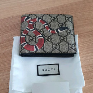 구찌 스네이크 반지갑 정품S급(감정O)프라다루이비통디올고야드샤넬셀린느보테가생로랑버버리발렌시아가