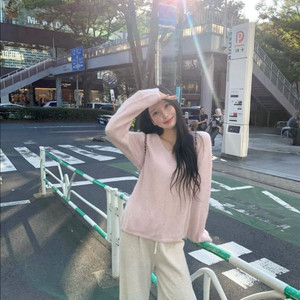 레예마켓 핑크 브이넥 모헤어니트 단시간착용 리즈Leeds 더위시 더바넷 르플레인 소버샵 이미지