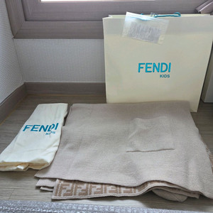 펜디 키즈 케이프 베이지 (백화점 구매)