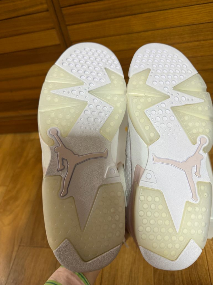 나이키 조던6 레트로 골드 홉스 245사이즈 이미지