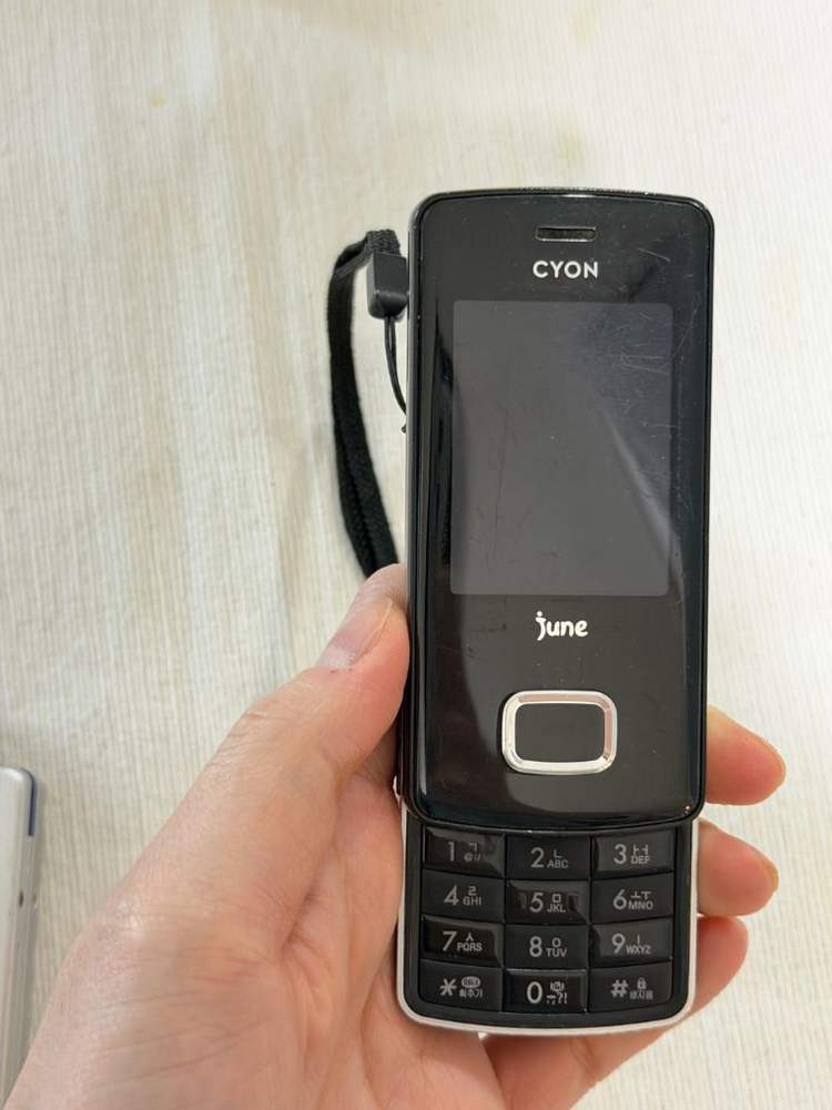 cyon 초콜릿폰 (충전기포함) 이미지