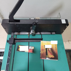 작두. 제단기 수동기계 (발판 크기 60*60) 무게 30 킬로..아래설명 이미지