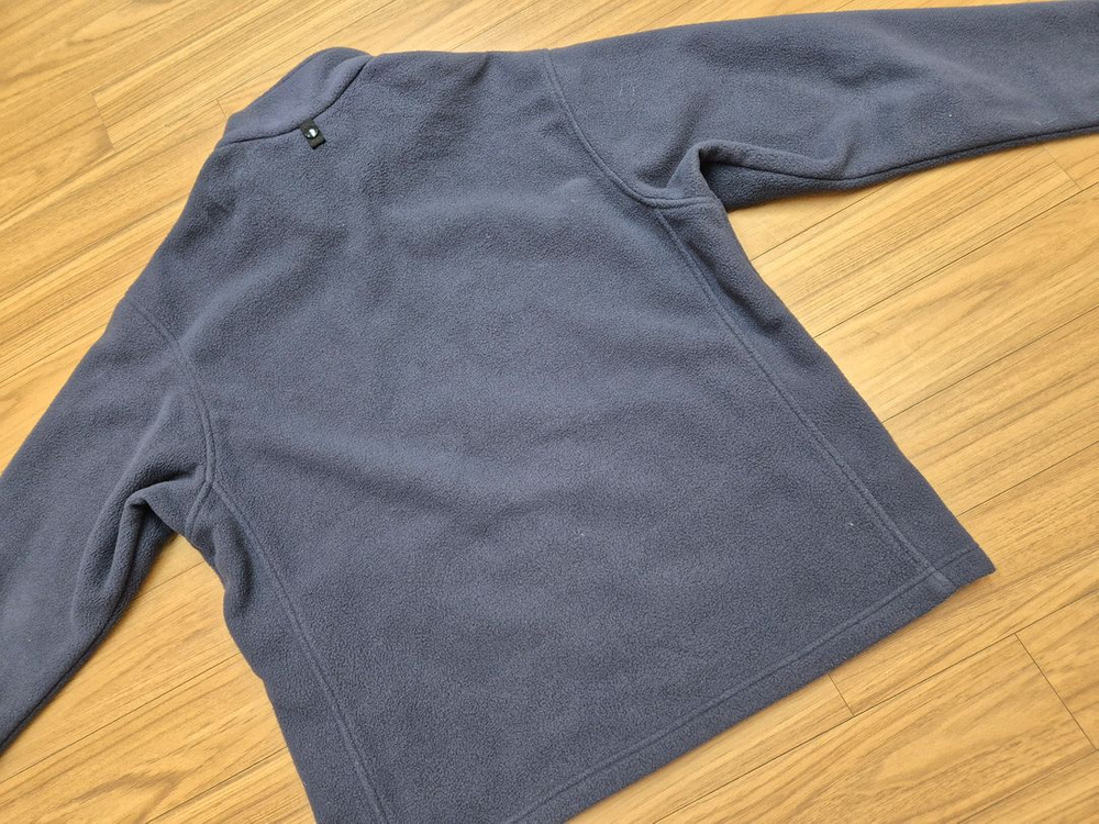 네이비 색상 노스페이스 플리스 자켓입니다. 사이즈는 XL(105)이고, 남녀 공용으로 착용 가능합니다. 쌀쌀한 날씨--1