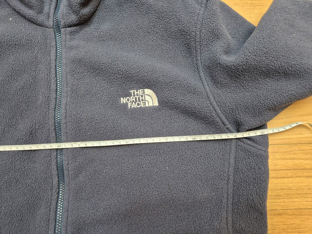 네이비 색상 노스페이스 플리스 자켓입니다. 사이즈는 XL(105)이고, 남녀 공용으로 착용 가능합니다. 쌀쌀한 날씨--3
