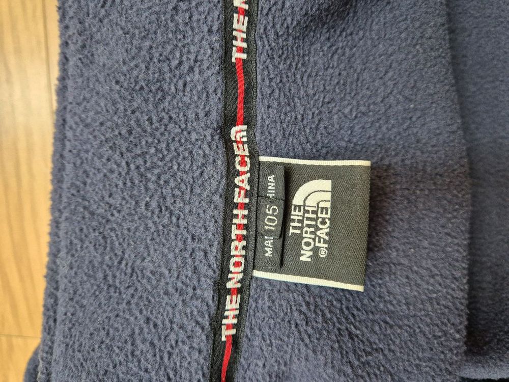 네이비 색상 노스페이스 플리스 자켓입니다. 사이즈는 XL(105)이고, 남녀 공용으로 착용 가능합니다. 쌀쌀한 날씨--4