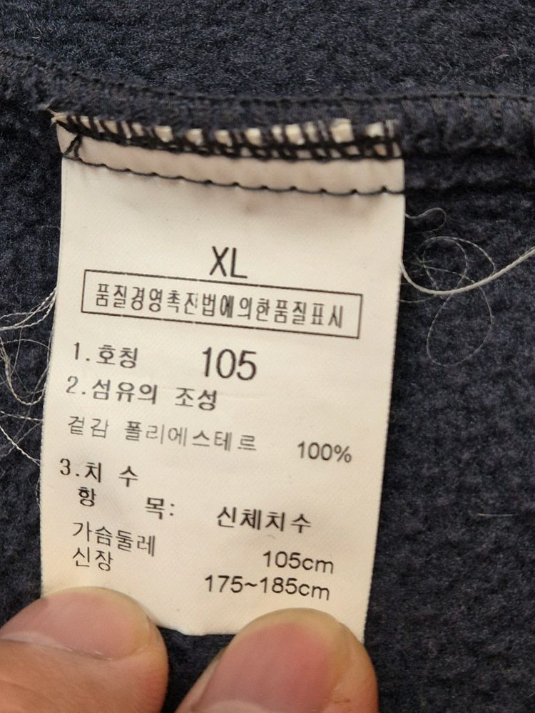네이비 색상 노스페이스 플리스 자켓입니다. 사이즈는 XL(105)이고, 남녀 공용으로 착용 가능합니다. 쌀쌀한 날씨--5