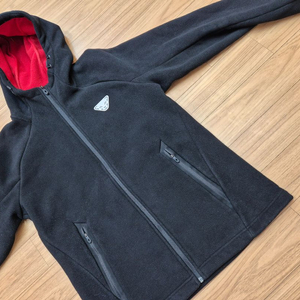 다이나핏 후드집업 L(100)사이즈 판매합니다. 색상은 무난한 블랙이고, 후드 안감은 레드 색상으로 포인트를 주었습 이미지