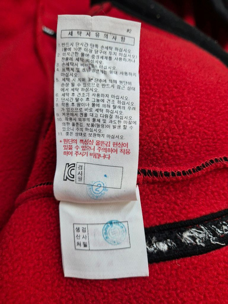 다이나핏 후드집업 L(100)사이즈 판매합니다. 색상은 무난한 블랙이고, 후드 안감은 레드 색상으로 포인트를 주었습 이미지