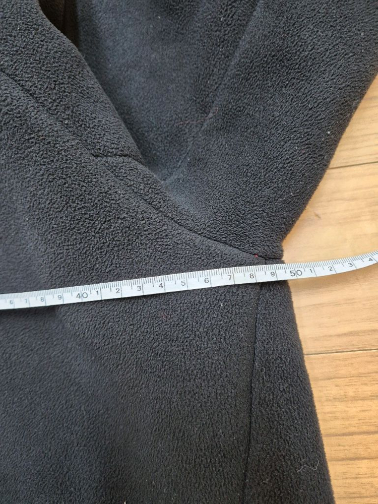 다이나핏 후드집업 L(100)사이즈 판매합니다. 색상은 무난한 블랙이고, 후드 안감은 레드 색상으로 포인트를 주었습 이미지