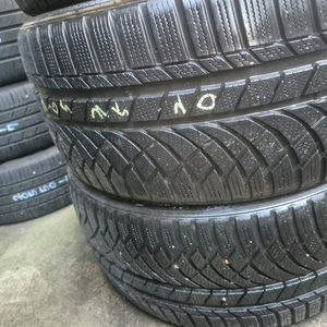 265 35 20 윈터타이어 2개 판매합니다. 장착 및 휠발란스 포함 개당 9만원입니다.트래드 7~80퍼센트 수준입