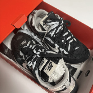 나이키 사카이 베이퍼와플 검흰 265 이미지