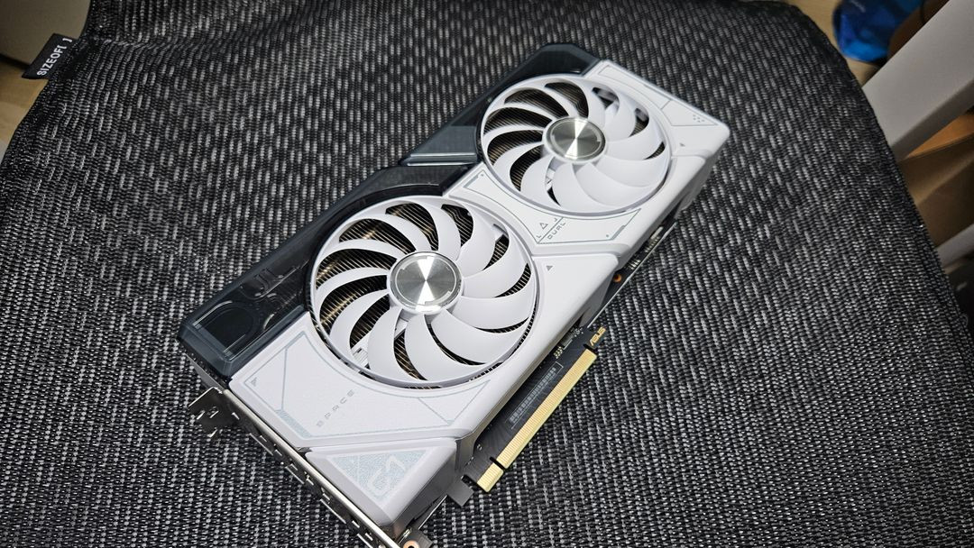 ASUS DUAL 지포스 RTX 4070 O12G OC D6X 12GB White--0