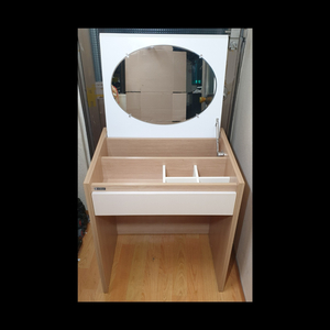 모던하고 견고한 여닫이식 보루네오 화장대 겸 책상