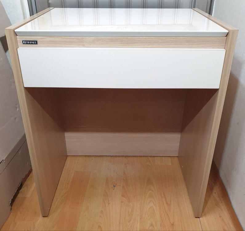 모던하고 견고한 여닫이식 보루네오 화장대 겸 책상--1