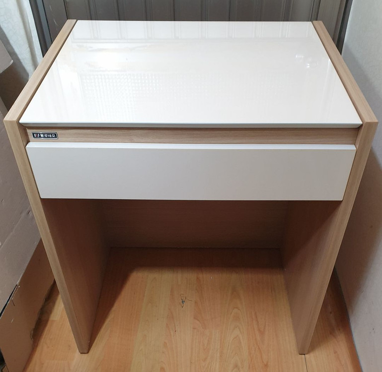 모던하고 견고한 여닫이식 보루네오 화장대 겸 책상--2