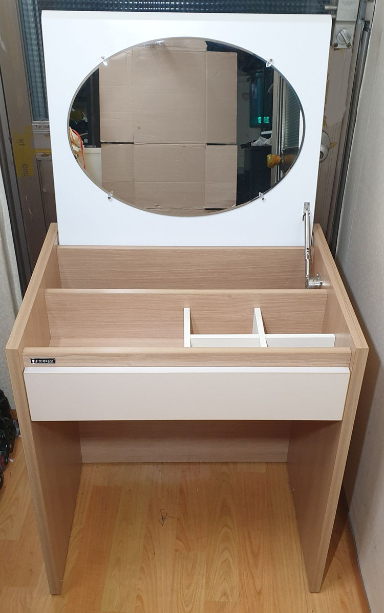 모던하고 견고한 여닫이식 보루네오 화장대 겸 책상--5