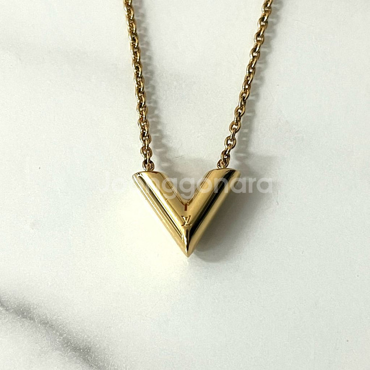 [S급/정품] 루이비통 에센셜 V 목걸이 골드 M61083--0