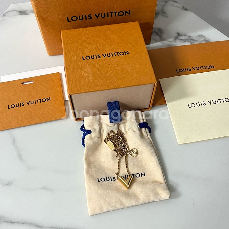 [S급/정품] 루이비통 에센셜 V 목걸이 골드 M61083--5