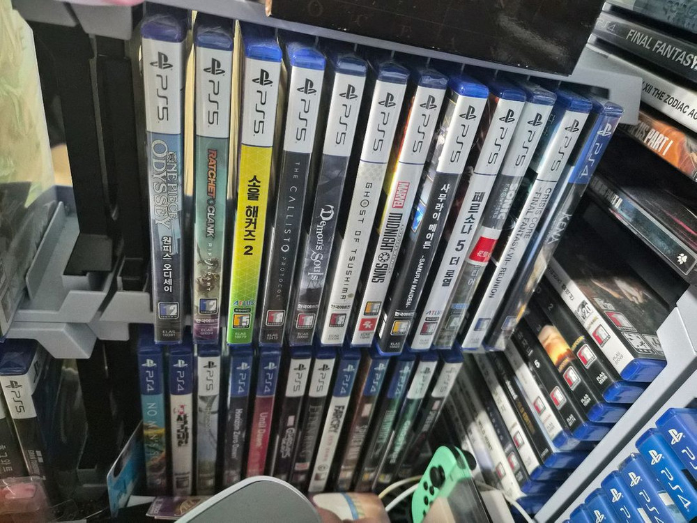 PS5 본체 + 게임 여러개 세트--3