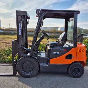 두산지게차 프로5-2.5 반캐빈 A++매물