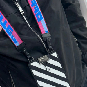 오프화이트 스트라이프 카드지갑 크로스백