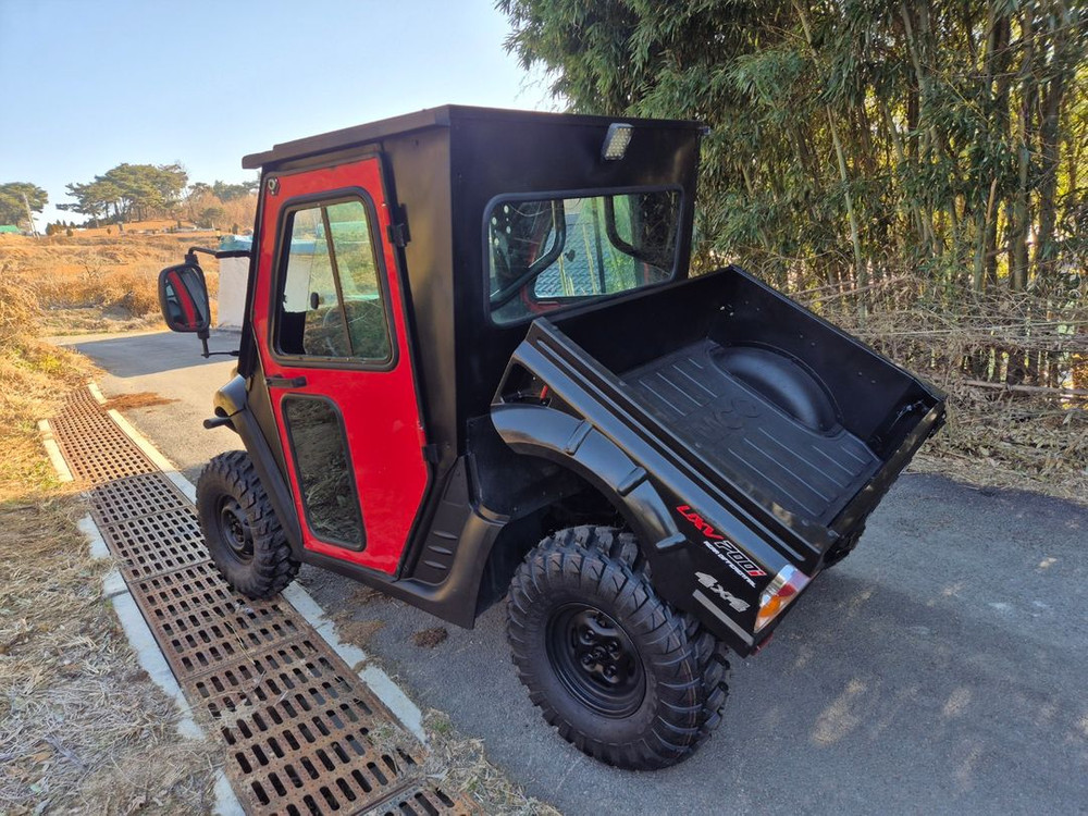 2인승 화물 팜트럭 uxv700 UTV ATV 4륜구동 사륜구동 사발이 네발 킴코 대만제 문 창문 화물칸 이미지