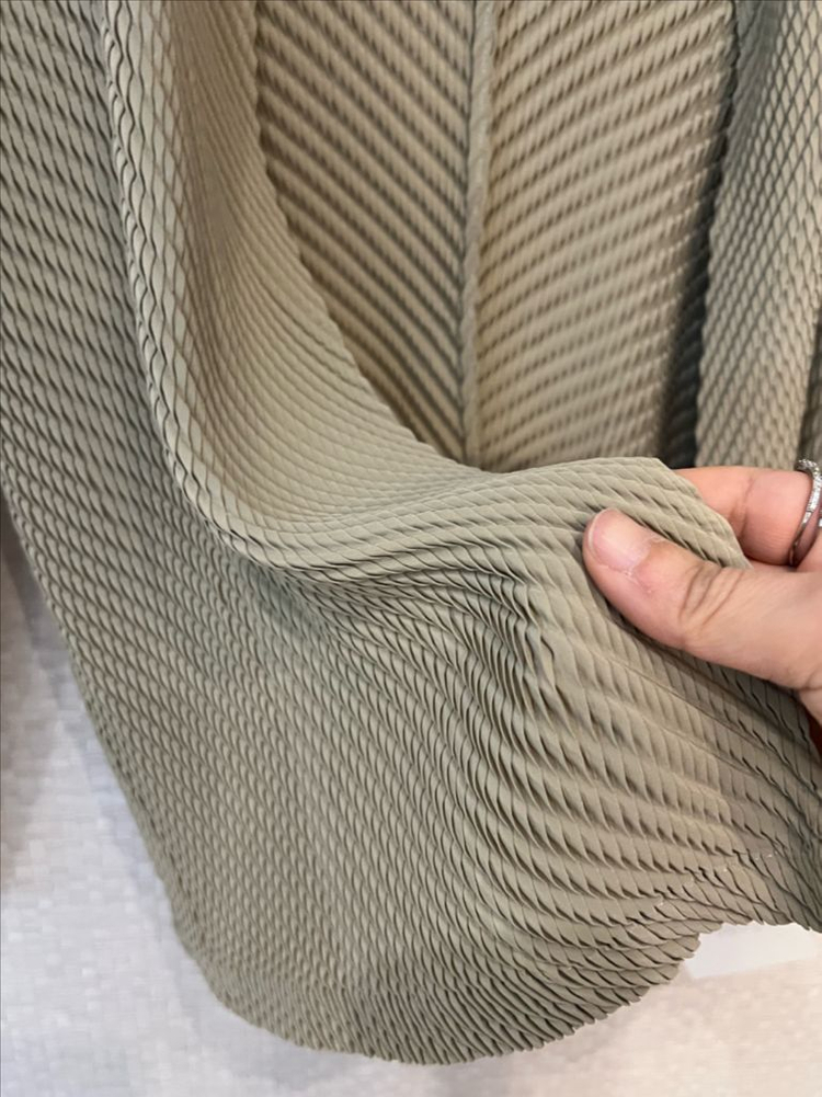 이세이미야케 롬버스 가디건 애쉬 베이지 이미지