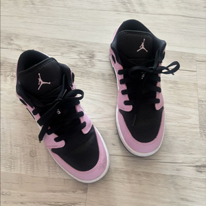 나이키 에어 조던 1 로우 GS 라이트 아크틱 핑크