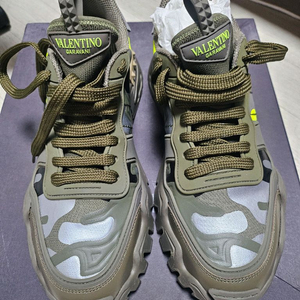 정품 발렌티노 락스터드 카무플라주 스니커즈42(새상품)