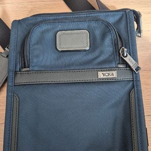 투미 포백 스몰 크로스백