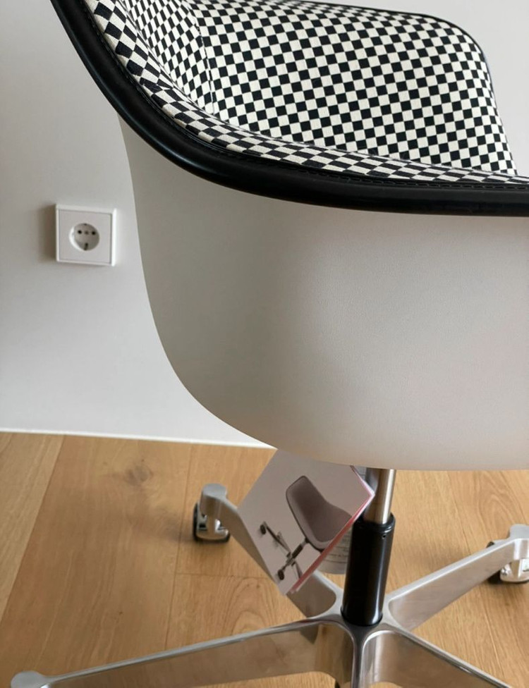 임스 체어 테스크 암체어 체커 보드 패브릭 (새제품) 이미지