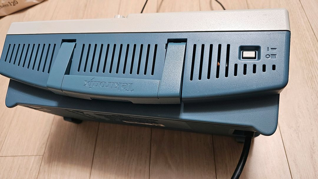 Tektronix oscilloscope TDS2022B 200Mhz 2체널 판매합니다--1