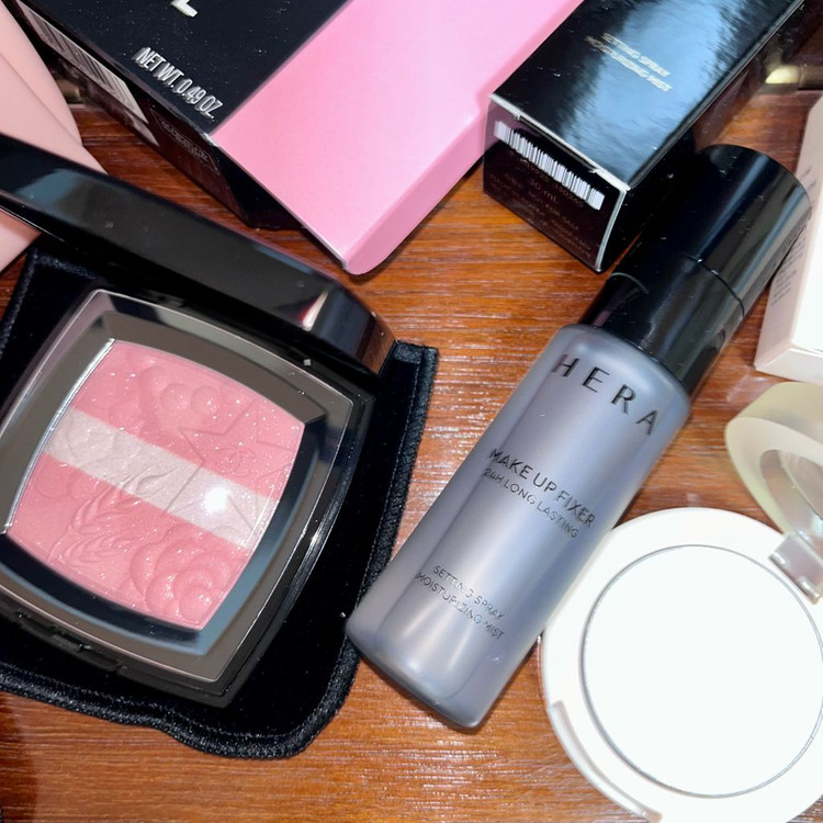 샤넬 홀리데이 한정 레 사인드 블러셔 하이라이터 997 로즈 뤼미에르 새제품 헤라 세트--0