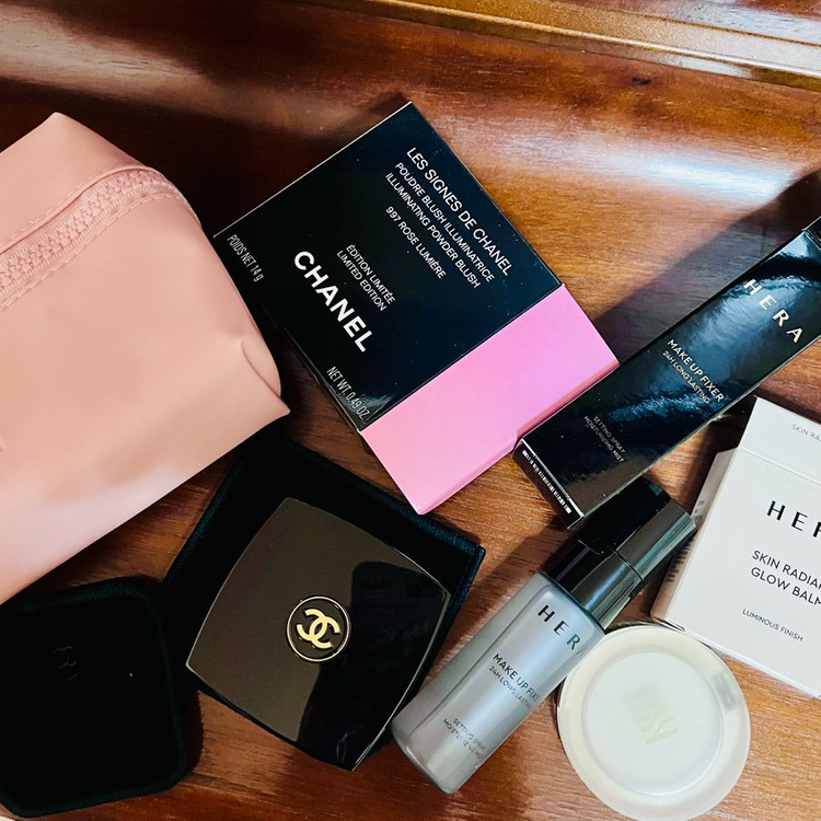 샤넬 홀리데이 한정 레 사인드 블러셔 하이라이터 997 로즈 뤼미에르 새제품 헤라 세트--1