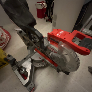 밀워키 7.5인치 충전 슬라이딩 각도절단기 / 스탠드 이미지