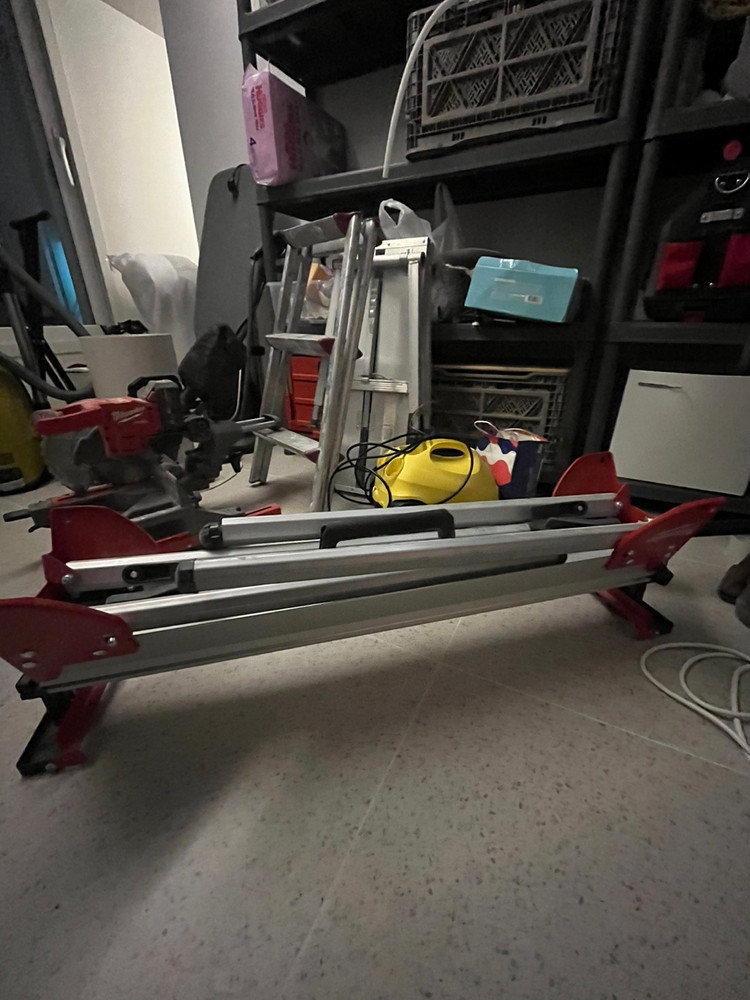 밀워키 7.5인치 충전 슬라이딩 각도절단기 / 스탠드 이미지