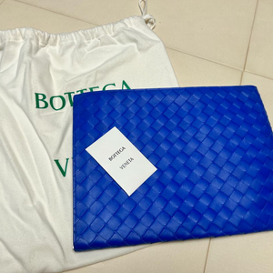 (새상품) 보테가베네타 클러치 블루 색상 판매합니다