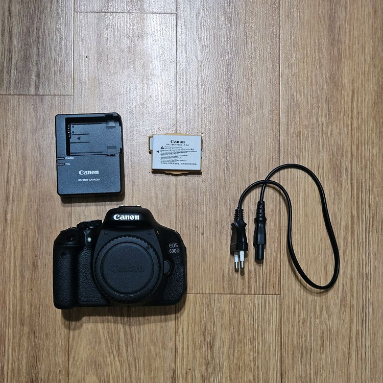 캐논 EOS 600D DSLR 카메라 이미지