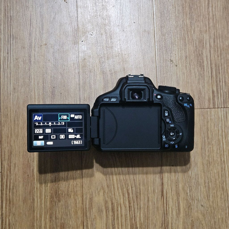 캐논 EOS 600D DSLR 카메라 이미지