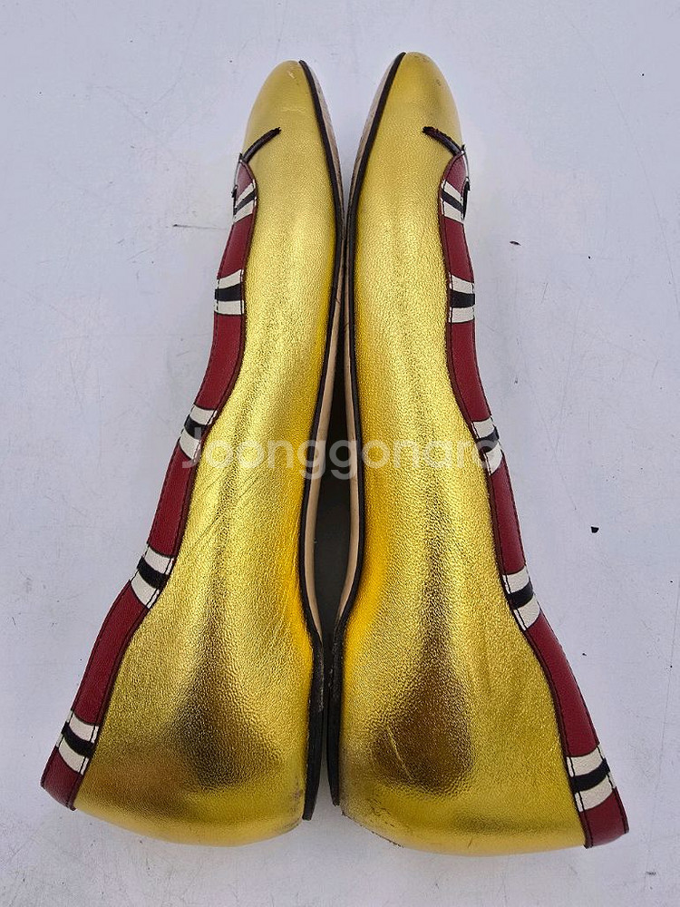 [GUCCI 골드 뱀 디테일 플랫슈즈 / 36사이즈]--3