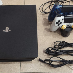 PS4 플스4 pro CUH-7218B 1TB / 타이틀 4개 포함